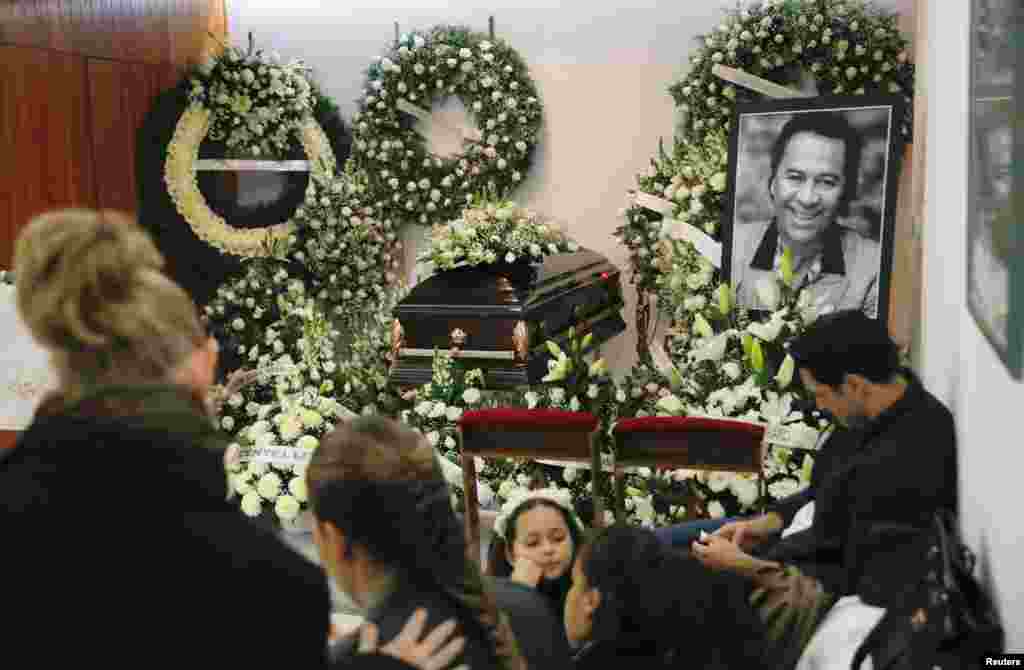 Familiares y amigos toman parte en el funeral del cantante, en la Ciudad de México. 