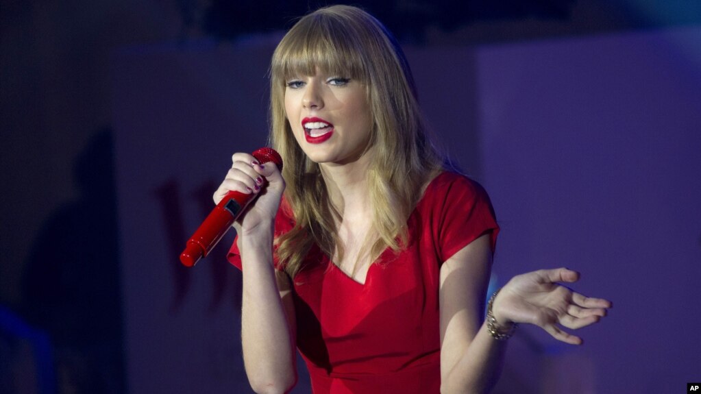 taylor swift performs songs from her newly released album red onstage at a shopping - Taylor Swift Christmas Album taylor swift performs songs from her newly released album red onstage at a shopping - Taylor Swift Christmas Album