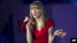 Taylor Swift performs songs from her newly released album 'Red' onstage at a shopping center after switching on the Christmas lights, London, Nov. 6, 2012. 