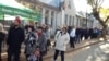Des électeurs font la queue devant un bureau de vote en Afrique du Sud.
