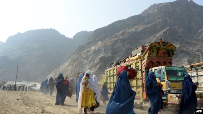 Pengungsi Afghanistan berpakaian burqa tiba di pusat repatriasi Komisaris Tinggi PBB untuk Pengungsi (UNHCR) di Torkham. (Foto: AFP)