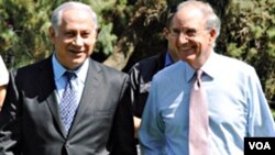 PM Israel Benyamin Netanyahu (kiri) menerima utusan AS untuk Timur Tengah, George Mitchell di Caesarea, Israel hari ini.