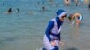 Seorang perempuan mengenakan burkini sedang berjalan di sebuah pantai di Marseille, Prancis. (Foto: Reuters)