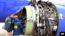 Istražitelji Nacionalnog odbora za bezbjednost transporta ispituju oštećenja na motoru aviona Southwest Airlines, koja su ga primorala da prinudno sleti na međunarodni aerodrom u Philadelphiji, 17. aprila 2018.