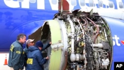 Các điều tra viên NTSB kiểm tra động cơ bị hỏng của máy bay thuộc hãng Southwest Airlines, 17/4/2018.