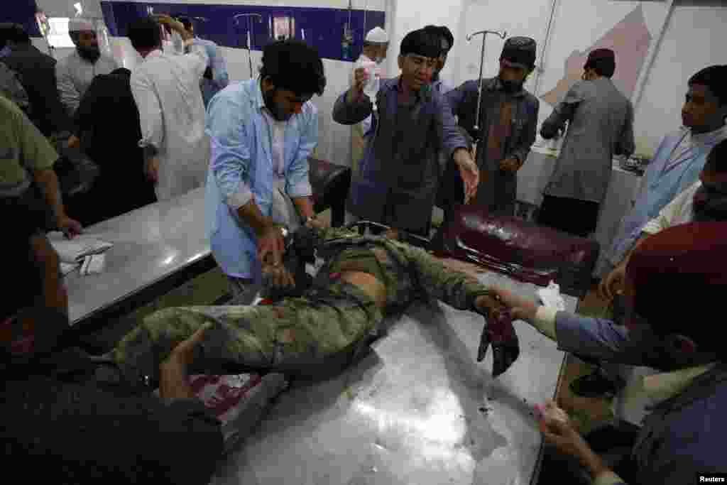 Medics treat a security official who was wounded in a bomb blast, Quetta, Pakistan, May 23, 2013.