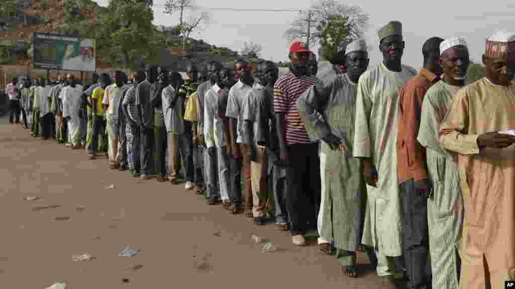 Watu waliokimbia makazi kufuatia mashambulizi na Kiislam wapiganaji lineup kwa ajili ya kibali kabla akitoa kura zao, katika Yola , Nigeria, Machi 28, 2015 .