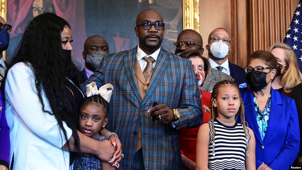 Филониз Флойд и другие родственники Джорджа Флойда беседуют с журналистами перед встречей со спикером Палаты представителей Нэнси Пелоси и другими законодателями. 