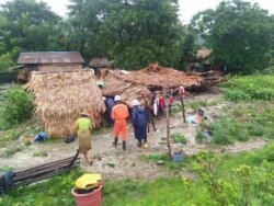 မွန်ပြည်နယ်၊ သထုံခရိုင်၊ ပေါင်မြို့နယ်တွင် မိုးရွာသွန်းပြီး လေပြင်းတိုက်ခတ်မှုကြောင့် ကျေးရွာတချို့ရှိ နေအိမ်တဲများ အမိုးလန် ပြိုကျမှုတဲ့ မြင်ကွင်း။ (ဓာတ်ပုံ - Myanmar Fire Services Department - သြဂုတ် ၄၊ ၂၀၂၀)