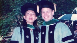 佐治亚州参议员欧晓瑜在医学院毕业典礼上和丈夫的合影。（照片经欧晓瑜本人同意使用）