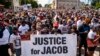 Des manifestants marchent avec la famille de Jacob Blake lors d'un rassemblement contre le racisme et la brutalité policière à Kenosha, Wisconsin, le 29 août 2020. (Photo by STEPHEN MATUREN / AFP)