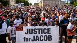 Des manifestants marchent avec la famille de Jacob Blake lors d'un rassemblement contre le racisme et la brutalité policière à Kenosha, Wisconsin, le 29 août 2020. (Photo by STEPHEN MATUREN / AFP)