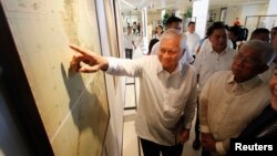 Ngoại trưởng Philippines Albert Del Rosario chỉ vào một bản đồ cổ trên màn hình bên cạnh Bộ trưởng Quốc phòng Voltaire Gazmin tại trường đại học Công giáo ở Manila. (Ảnh tư liệu chụp ngày 11/9/2014)