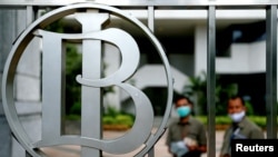 FILE: Logo Bank Indonesia di kantor pusat BI di Jakarta, 2 September 2020. (REUTERS/Ajeng Dinar Ulfiana)