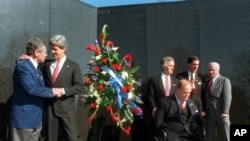 Senatori Čak Hejgel i Džon Keri na ceremoniji 7. marta 1997 u Vašingtonu, kojom je obeležena 15-godišnjica otvaranja spomenika vijetnamskim ratnim veteranima. 