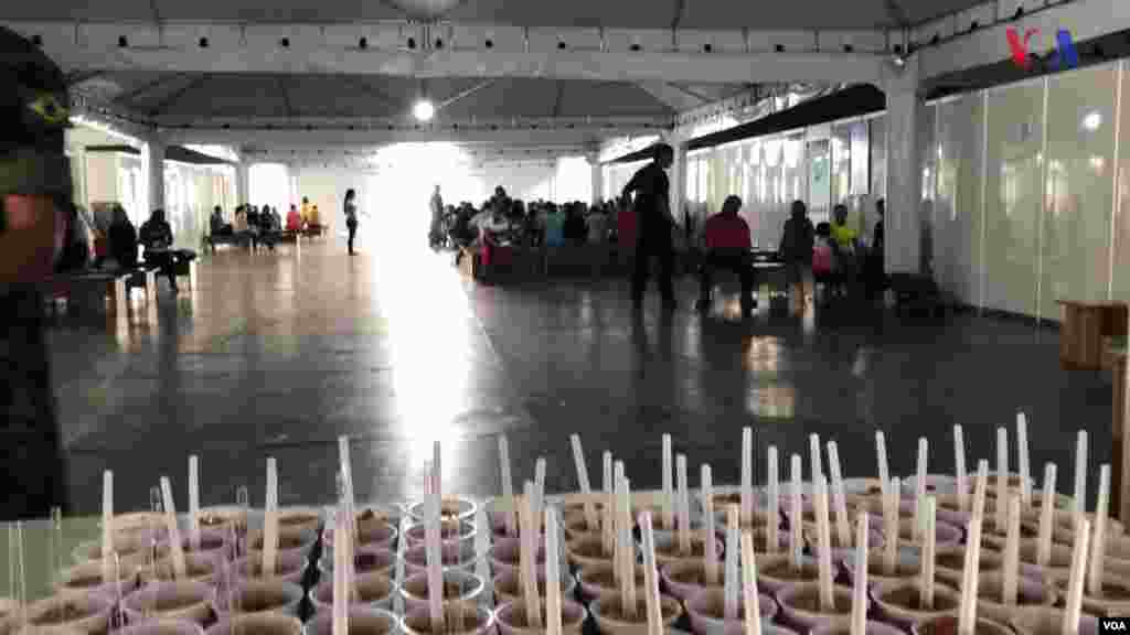 Comida servida en la mesa de un Centro de Recepción de Migrantes, administrado por ACNUR, en Pacaraima, Brasil. FotFoto: Celia Mendoza - VOA.