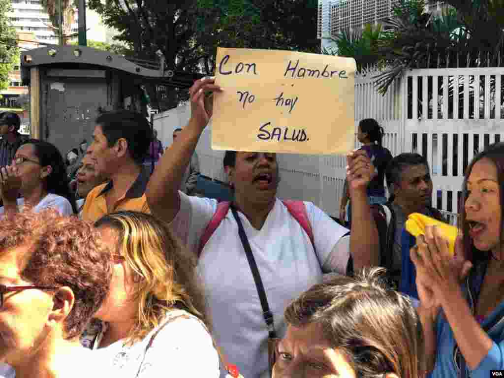 Los manifestantes coreaban “estamos protestando, o estamos guarimbeando” y “otra vez, otra vez, a la calle otra vez”. 