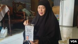 Istri almarhum Rudi Mulia Prabowo, yakni Sukaesih di kediamannya, Matraman, Jakarta. (Foto: VOA/Sasmito Madrim)