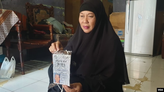 Istri almarhum Rudi Mulia Prabowo, yakni Sukaesih di kediamannya, Matraman, Jakarta. (Foto: VOA/Sasmito Madrim)