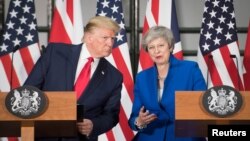 도널드 트럼프 미국 대통령과 테레사 메이 영국 총리가 4일 런던에서 공동기자회견을 열고 있다. 