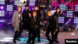 BTS se presenta durante las celebraciones de Nochevieja en Times Square en Manhattan, Nueva York, 31/12/19. REUTERS/Jeenah Moon.