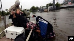 Rhonda Worthington secourue des eaux de la crue après l’ouragan Harvey à Houston, Texas, 28 août 2017.