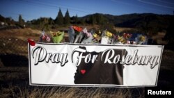 Bunga-bunga tanda duka cita di luar Umpqua Community College di Roseburg, Oregon (2/10). (Reuters/Lucy Nicholson)