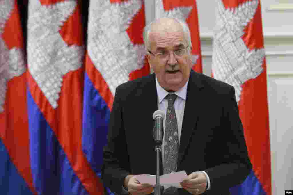 Alain Fortin, the Charge D&#39;Affaires of French Embassy, makes a speech after the maps handover ceremony, at Peace Palace, on September 03, 2015. (Hean Socheata/VOA Khmer)