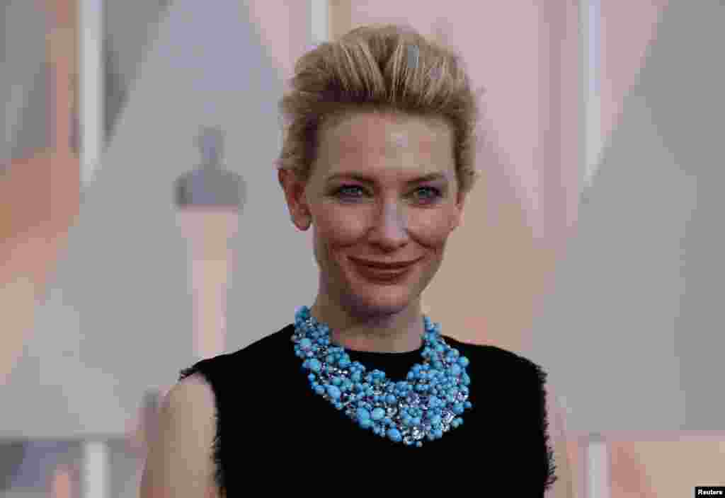 Aktris Cate Blanchett, mengenakan kalung Tiffany, di ​Academy Awards ke-87 di Hollywood, California, 22 Februari 2015.