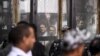 Des membres égyptiens des Frères musulmans interdits sont vus dans un quai de verre lors de leur procès à la capitale du Caire le 28 juillet 2018.