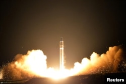Na nedatiranoj fotografiji koju je objavila severnokorejska Korejska novniska agencija (KCNA) u Pjongjangu, 29. novembra 2017, vidi se novorazvijena interkontinentalna balistička raketa (ICBM) Hvasong-15