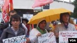 集會者要求釋放被捕工人，並找到殺害石油工人的兇手