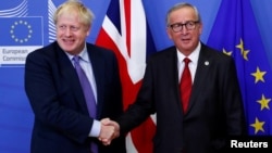 İngiltere Başbakanı Boris Johnson ve AB Komisyonu Başkanı Jean-Claude Juncker anlaşma sonrası basın toplantısında bir araya geldi