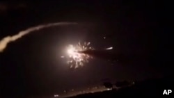 Serangan misil Israel tampak menerangi langit Damaskus, Suriah pada 25 Desember 2018 lalu (foto: dok). 