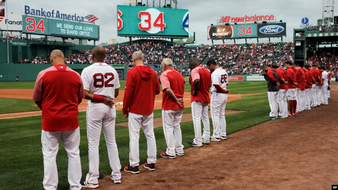 Los Medias Rojas de Boston y los fanáticos hacen una pausa por un momento en honor a Ortiz, antes de un partido de béisbol contra los Vigilantes de Texas en el Fenway Park en Boston.