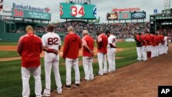Los Medias Rojas de Boston y los fanáticos hacen una pausa por un momento en honor a Ortiz, antes de un partido de béisbol contra los Vigilantes de Texas en el Fenway Park en Boston.