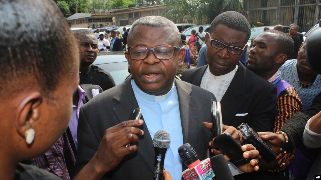 L'abbé Donatien Nshole, porte-parole de la Conférence épiscopale nationale du Congo (Cenco), s'entretient avec des journalistes à Kinshasa, RDC, le 21 décembre 2016.