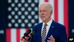 Prezidan Joe Biden pran la pawol nan vil Rosemount, Minnesota, Madi 30 Nov. 2021.