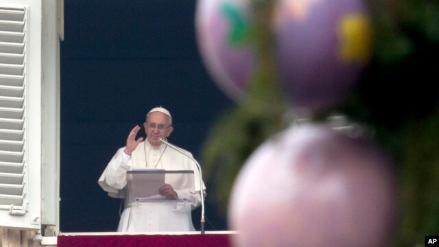 Decoraciones navideñas enmarcan el mensaje del papa durante el Angelus de este domingo, en que habló sobre el cambio climático.