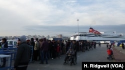 Người tị nạn xếp hàng để lấy thực phẩm tại cảng Piraeus ở Athens, Hy Lạp, ngày 17/3/2016.