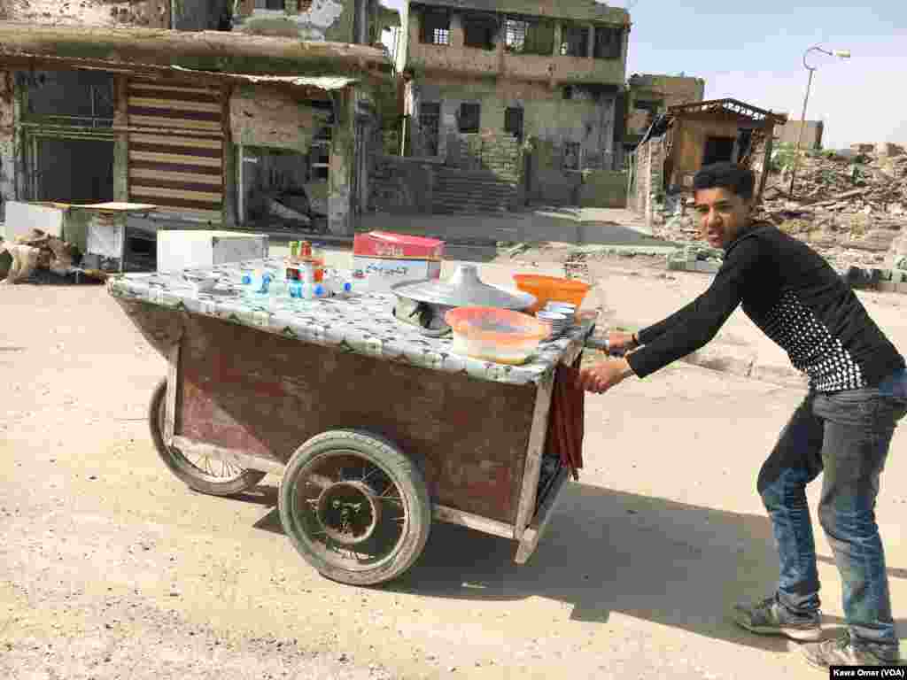 پاقلە فرۆشێک لە بازاڕی دەواسە لە موسڵی کۆن، دووشەممە 5 ی مانگی سێی ساڵی 2018