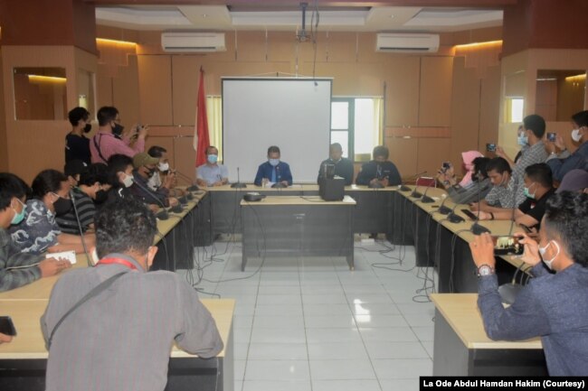 Wakil Rektor III UHO Bidang Kemahasiswaan dan Alumni, Nur Arafah (Baju Biru) memberikan keterangan pers kepada wartawan di Kendari, Sulawesi Tenggara. Selasa, 2 Maret 2021. (Foto: La Ode Abdul Hamdan Hakim)