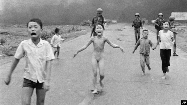 Ảnh 'Em bé Napalm' do nhiếp ảnh gia Nick Út chụp vào năm 1972.