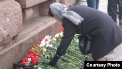 Горожане возлагают цветы