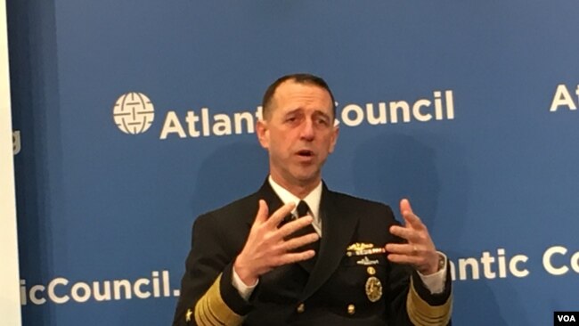 美国海军作战部长约翰·理查森上将2019年2月6日在华盛顿大西洋理事会发表演说。(美国之音钟辰芳拍摄)
