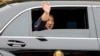 Chủ tịch Kim Jong Un trên chiếc xe hơi hiệu Mercedes.