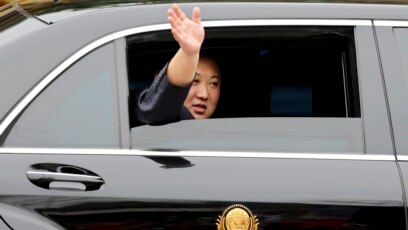 Chủ tịch Kim Jong Un trên chiếc xe hơi hiệu Mercedes.