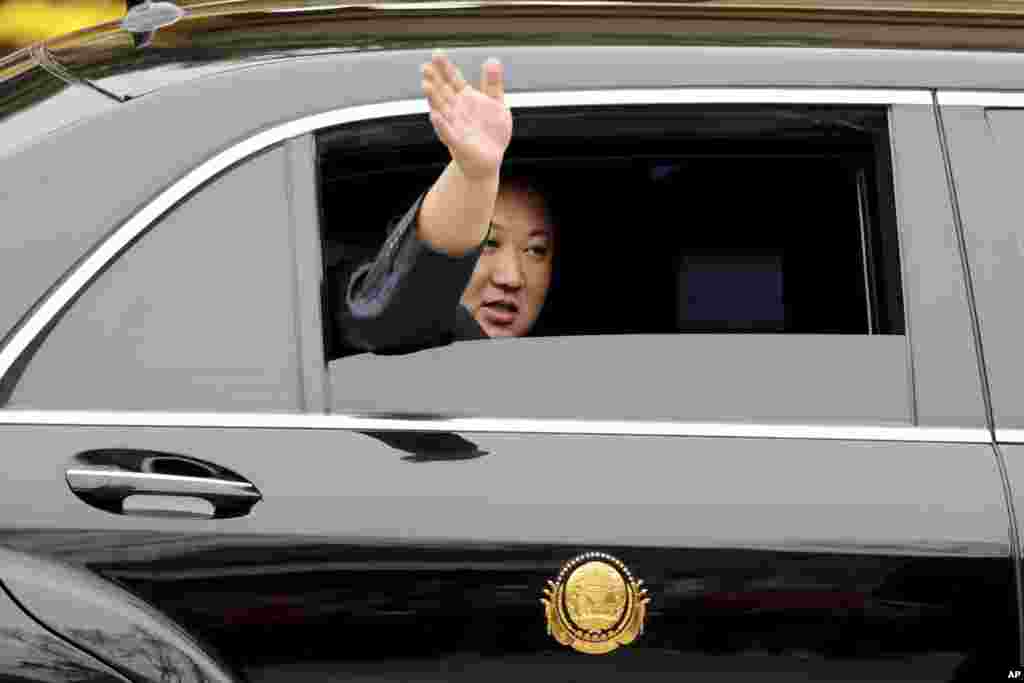 کیم جونگ اون رهبر کره شمالی در حال تکان دادن دست از پنجره اتومبیل به استقبال کنندگان. او با قطار به شهر مرزی دونگ دانگ در ویتنام آمد.