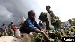 Un enfant vendant du manioc en République démocratique du Congo (RDC)