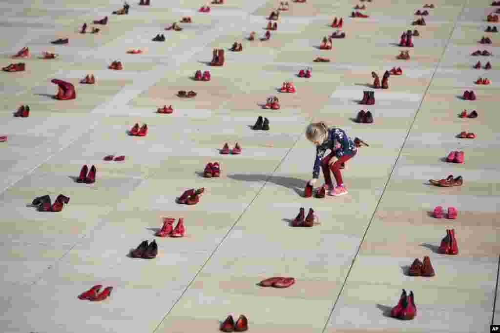 Ratusan pasang sepatu merah dipajang di lapangan &#39;Habima Square&#39;, Tel Aviv, sebagai protes kekerasan terhadap perempuan di Israel.